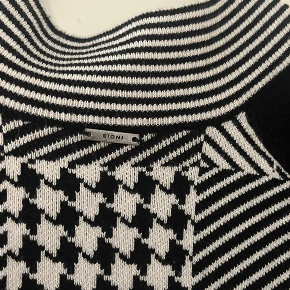 Sioni Black and White Geometric Cardigan - Picture 4 of 7